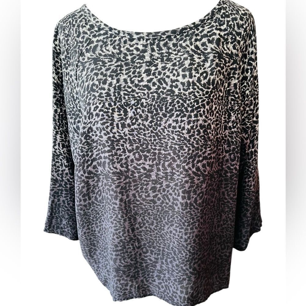 Joie Womens Snow Leopard Print 100% silk
Top Black White Ombre Size M.